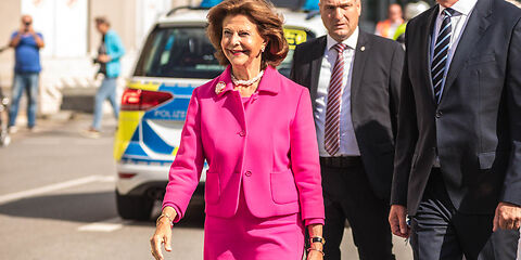 Im Vordergrund, Bildmitte, I.M. Königin Silvia von Schweden, rechts im Bild Ministerpräsident Dietmar Woidke auf dem Weg in den Forster Hof