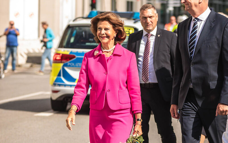 Im Vordergrund, Bildmitte, I.M. Königin Silvia von Schweden, rechts im Bild Ministerpräsident Dietmar Woidke auf dem Weg in den Forster Hof