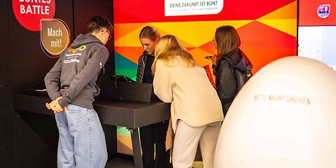 , Foto:  Studio 2.0 - Christian Swiekatowski Drei Jugendliche informieren sich am Stand der Brillux Farben GmbH.