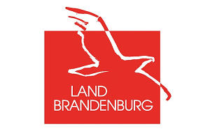 Logo des landes Brandenbrug, Copyright: Land Brandenburg Hoheitszeichen des Landes Brandenburg, rotes Rechteck, stilisierter fliegender Adler, weiße Konturen auf rotem Untergrund in rot übergehend auf weißem Untergrund, Text Land Brandenburg