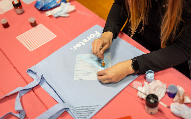 Kreative Gestaltung des Forster. Museums auf einem Stoffbeutel