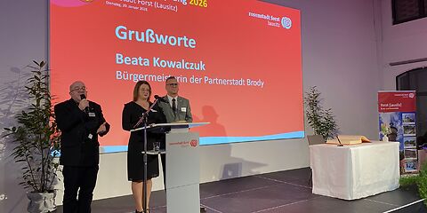 Auf der Bühne steht Beata Kowalczuk, Bürgermeisterin der Partnerstadt Brody.