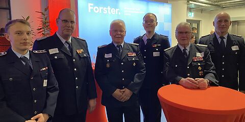 Männliche Vertreter der Feuerwehr in dunklen Uniformen