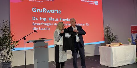 Dr.-Ing. Klaus Freytag (Lausitzbeauftragter) spricht ein Grußwort.