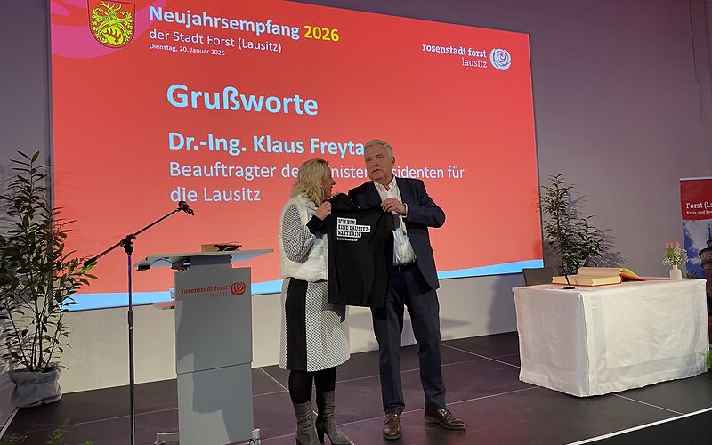 Dr.-Ing. Klaus Freytag (Lausitzbeauftragter) spricht ein Grußwort.
