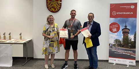 Der Preis für das Radelaktivste Team wird von der Bürgermeisterin Simone Taubenek übergeben..