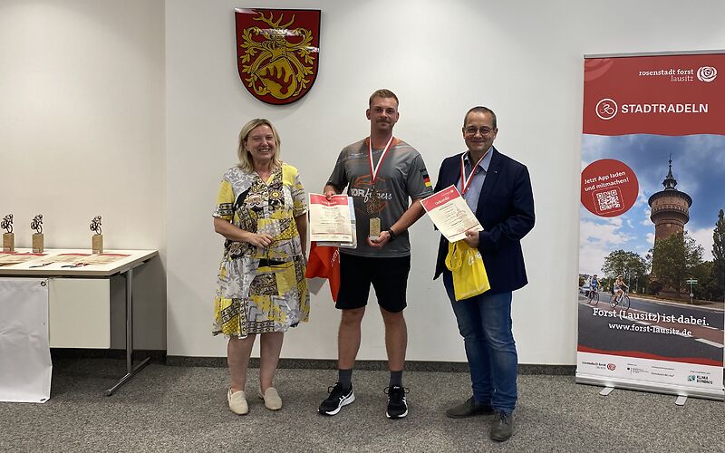Der Preis für das Radelaktivste Team wird von der Bürgermeisterin Simone Taubenek übergeben..