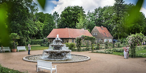 Kaskadenbrunnen im Rosenpark des Ostdeutschen Rosengartens