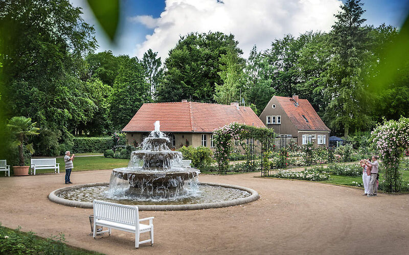 Kaskadenbrunnen im Rosenpark des Ostdeutschen Rosengartens