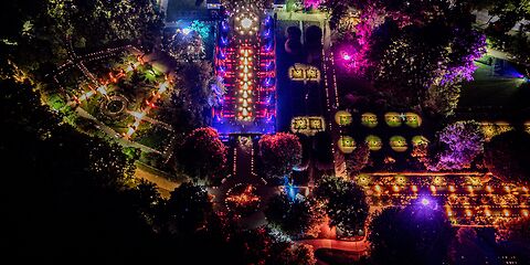 Blick von oben auf den Rosengarten in Forst bei Nacht – farbenfrohe Lichtilluminationen während der Rosengartenfesttagen leuchten thematische Gartenbereiche aus.