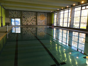Schwimmbecken in der sanierten Schwimmhalle Forst (Lausitz), Fotograf: Julian Arzt, Copyright: Stadt Forst (Lausitz)