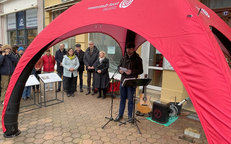 Pfarrer Simon Klaas hält eine Rede.