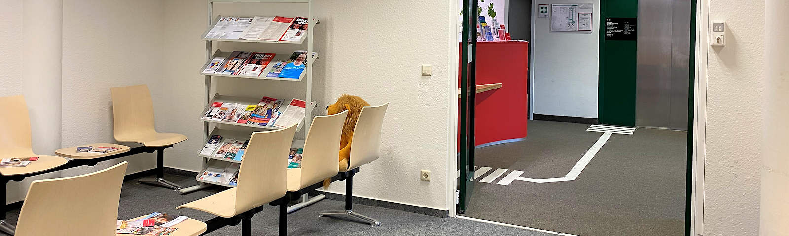 Blick aus dem Wartebereich das Bürgeramtes in den Vorraum mit der Infothek.