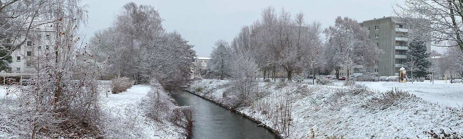 Verschneite Landschaft entlang des Mühlgrabens.